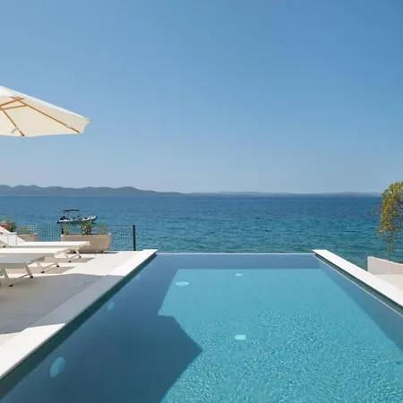 Silvio First Row, Heated Infinity Pool Villa *