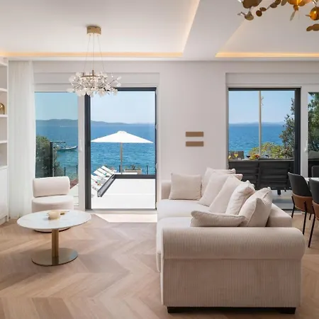 Silvio First Row, Heated Infinity Pool Villa *