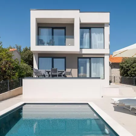Silvio First Row, Heated Infinity Pool Villa *