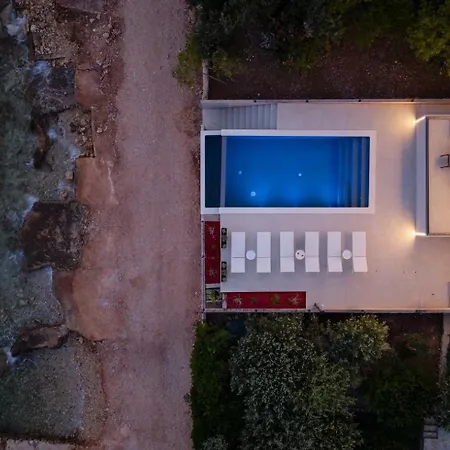 Silvio First Row, Heated Infinity Pool Villa